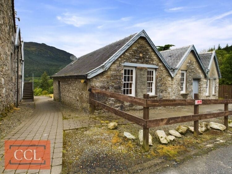 Charming Historic Whistlefield Inn in Picturesque Argyll and Bute, Scotland For Sale Photo 9