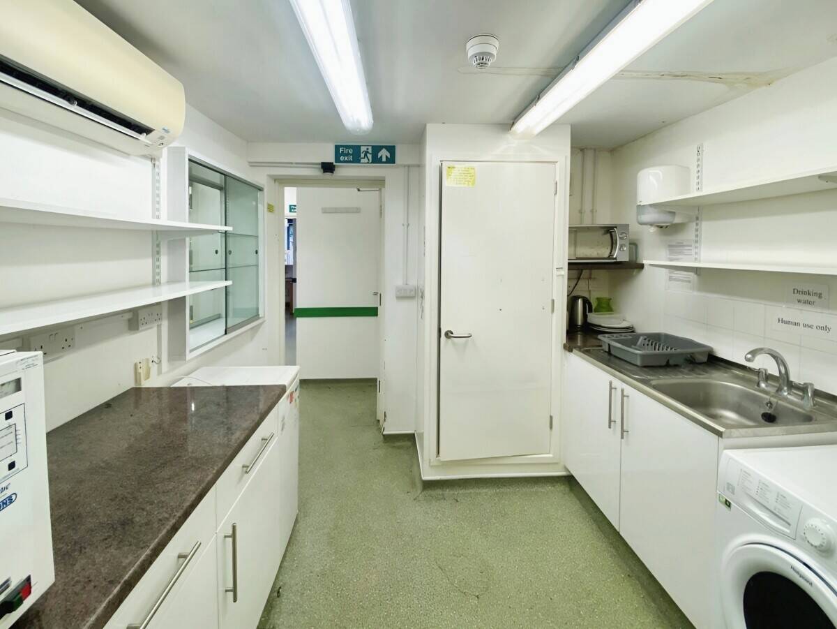 Prime Location Commercial Property Available For Lease in Tilehurst Local Centre Photo 9