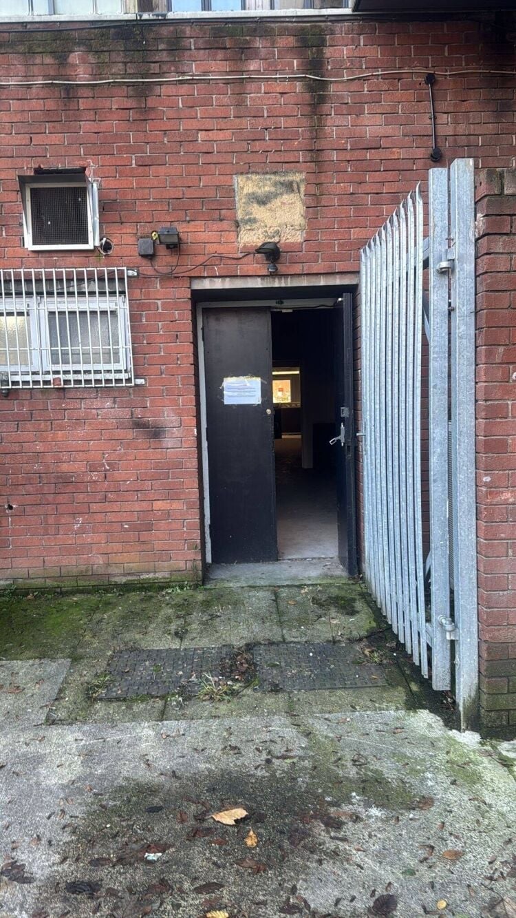 Prime Location Takeaway/Restaurant Space Available on Hounslow High Street Photo 9