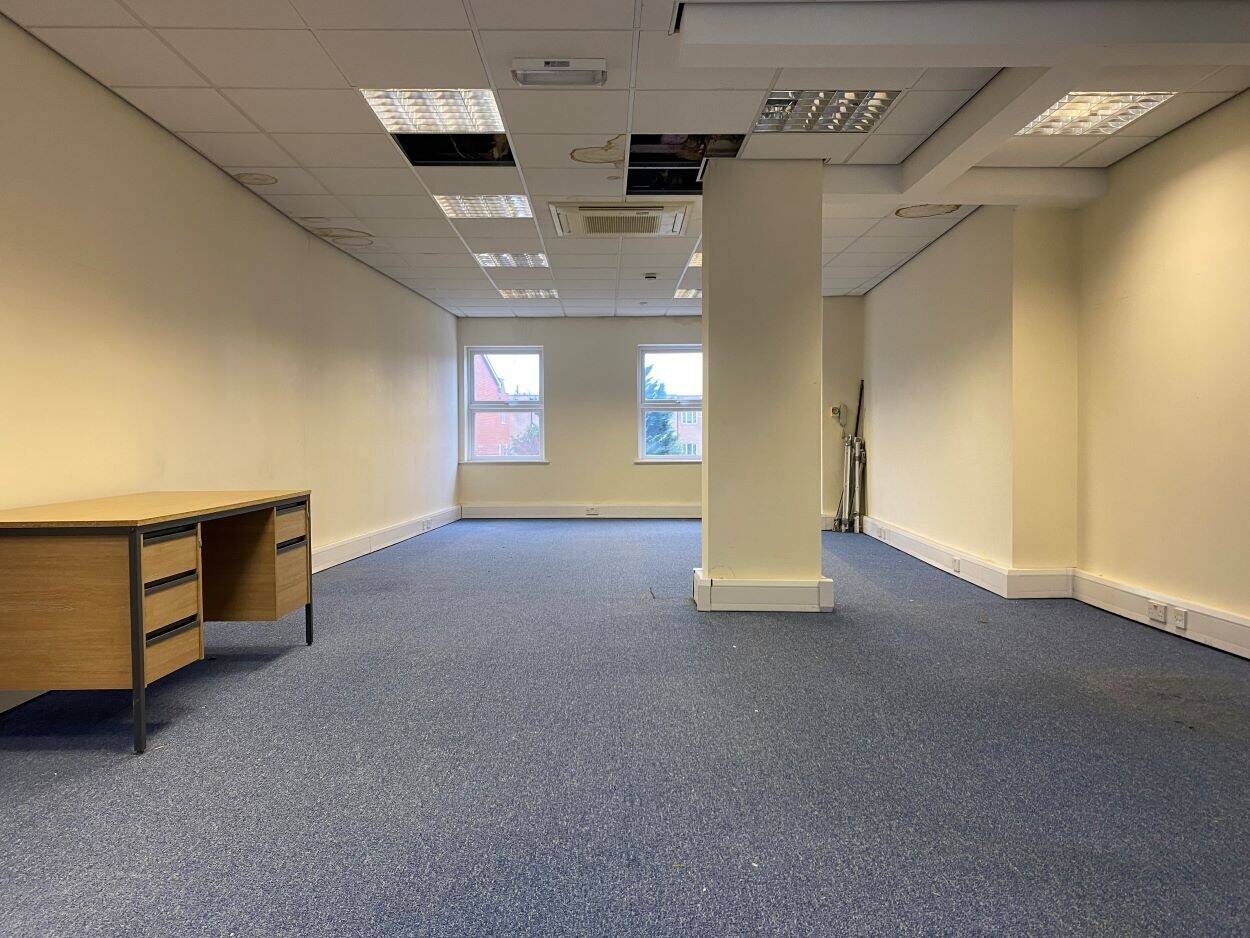 Spacious E-Class Commercial Office Available for Immediate Rent in London Street, Reading Photo 9