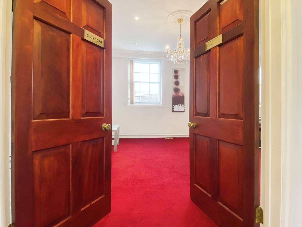 Prime Freehold E-Class Commercial Office for Sale in Central Reading, Berkshire - Immediate Vacancy Photo 9