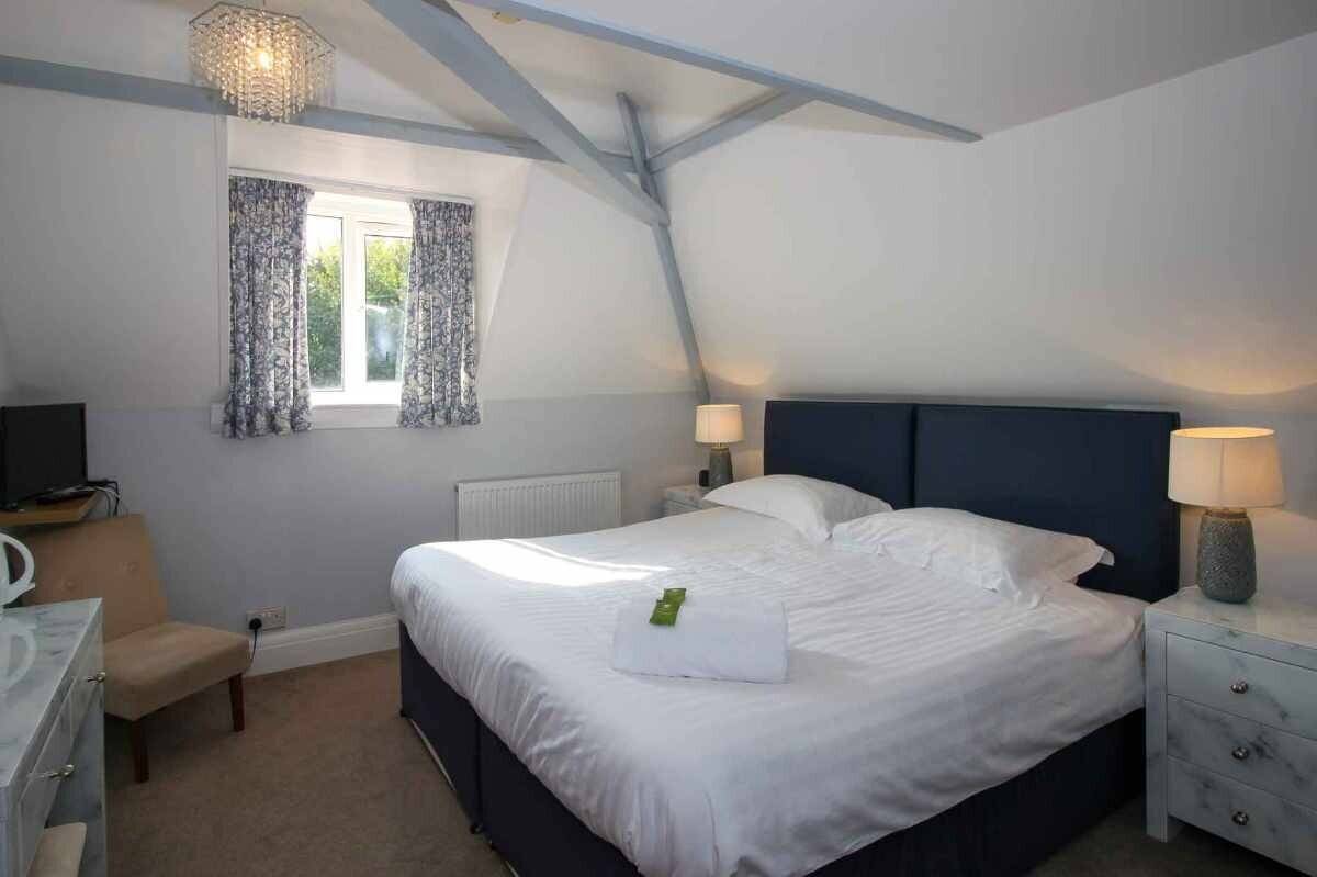 Guest House with Seven Letting Rooms and Two Luxury Apartments in Brixham Devon Photo 9