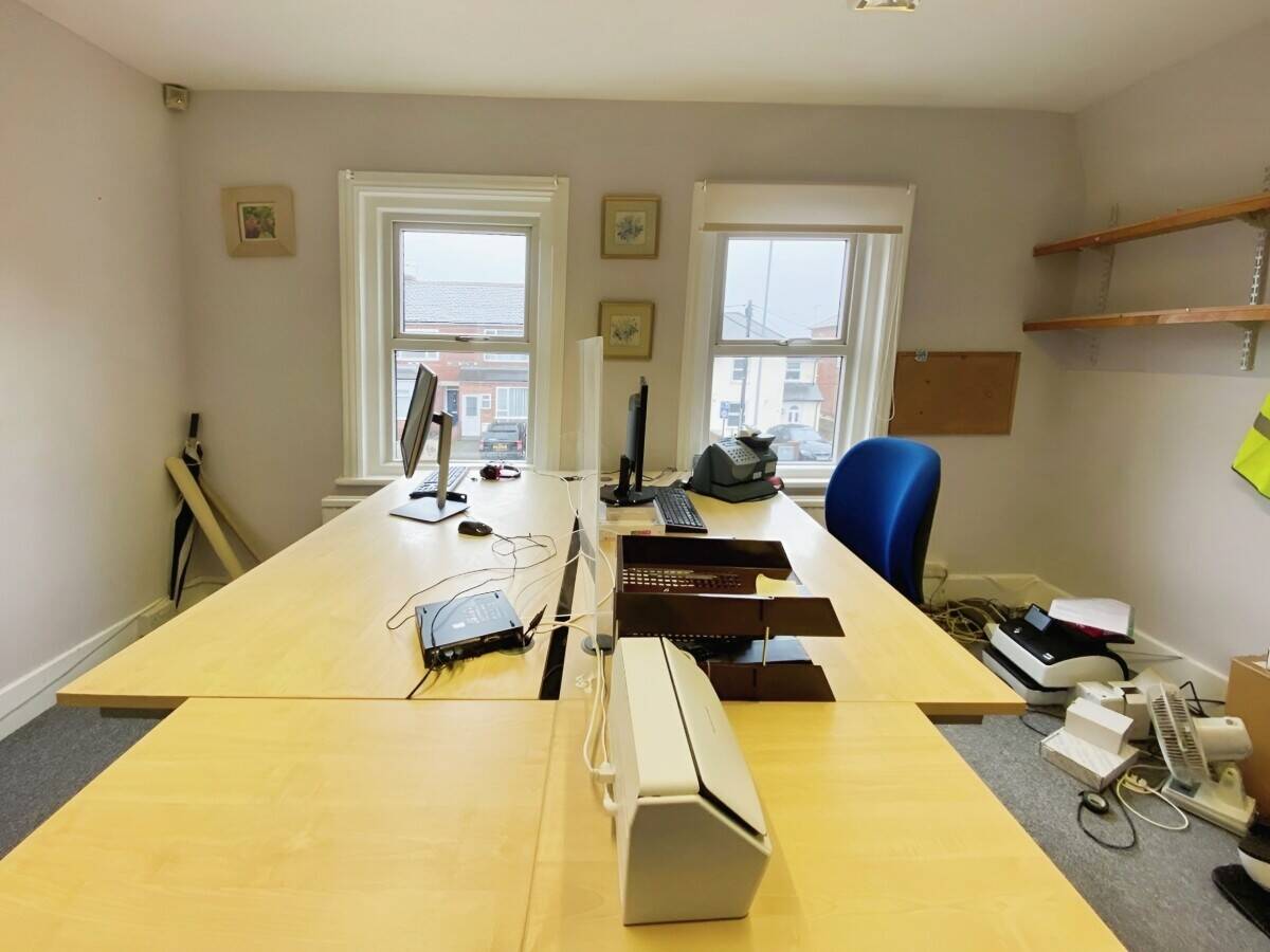 Commercial Premises over two levels to let in Tilehurst, Reading, Berks - Circa.1250sq.ft Photo 9