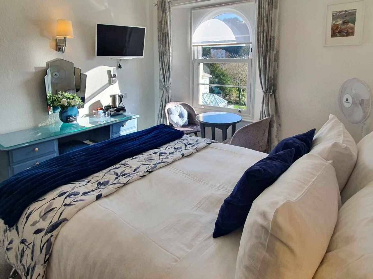 Stunning 17-Bedroom Boutique Hotel in Prime Torquay Location, Close to Harbour and Beach Photo 9