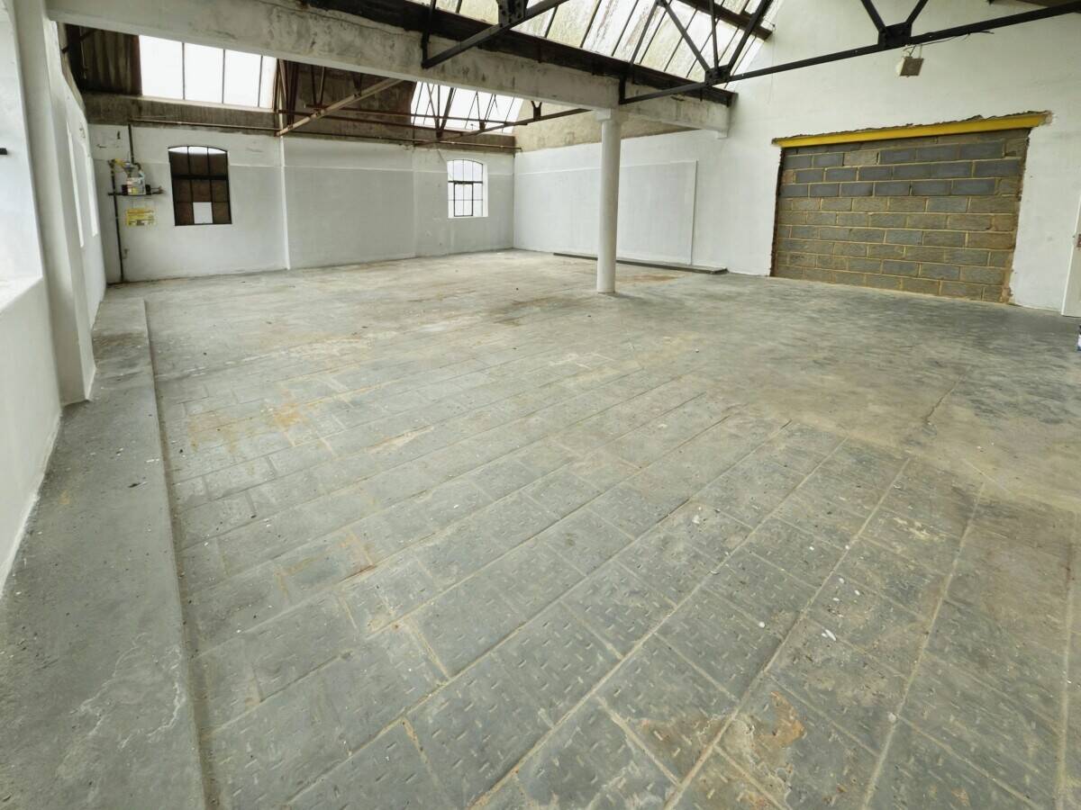 Prime Showroom & Office Space with Heavy Goods Lift – Chase Road, Southend-on-Sea Photo 9