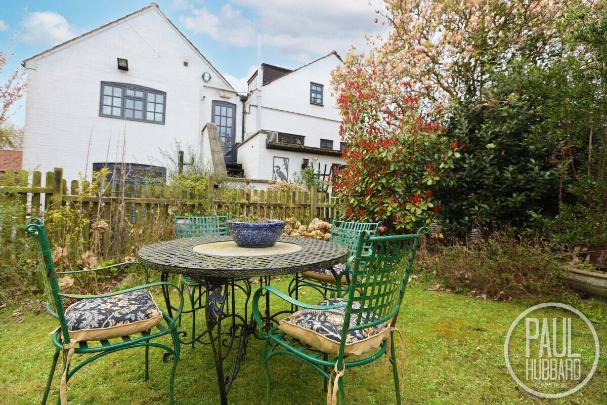 Charming Grade II Listed B&B in Norfolk with Separate Cottage and Expansion Potential Photo 9
