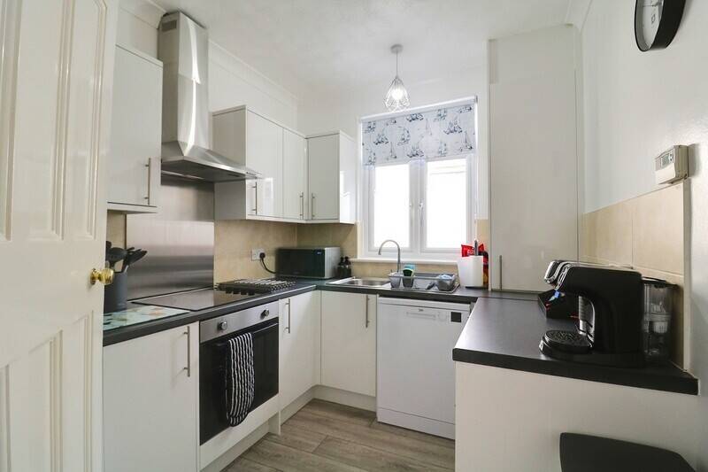 Prime Freehold Holiday Apartments in Walton on the Naze, Ideal Airbnb Investment Photo 9