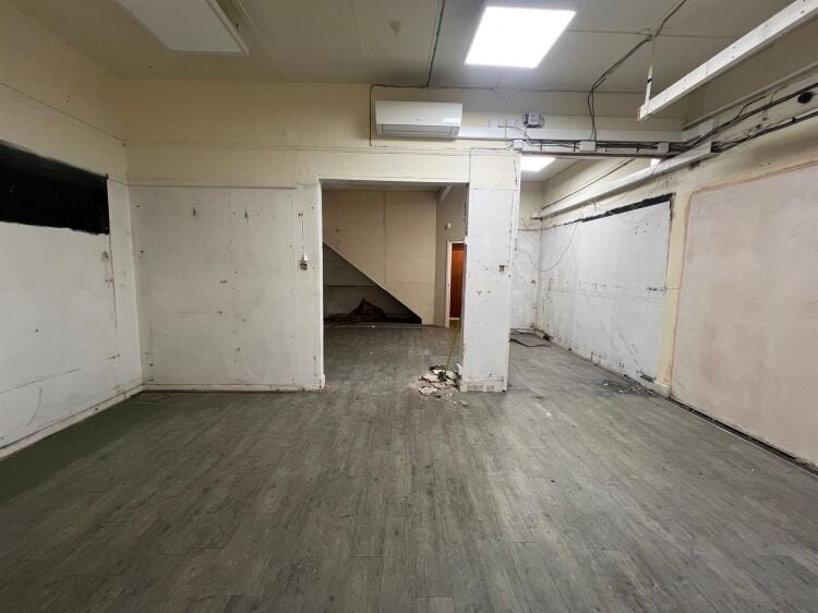 Prime Three Storey Commercial Property in Bristol, Ideal for Retail and Storage Photo 9