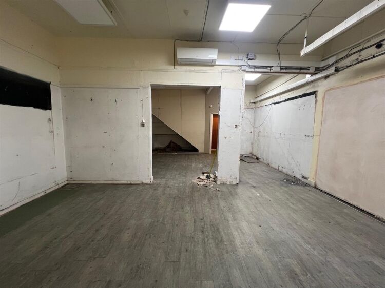 Prime Three Storey Commercial Property in Bristol, Ideal for Retail and Storage Photo 9