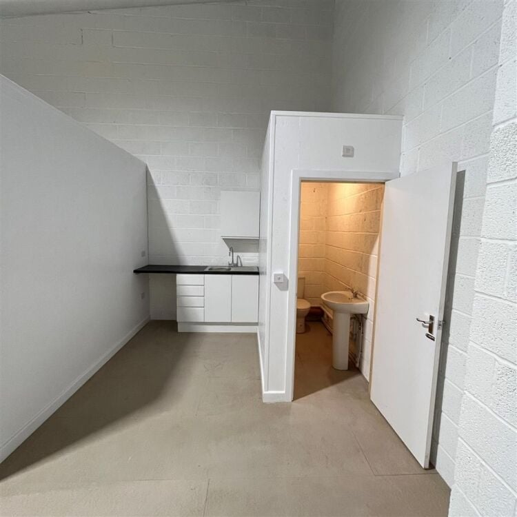 Prime Industrial and Retail Units Available for Rent in Central Bristol Photo 9