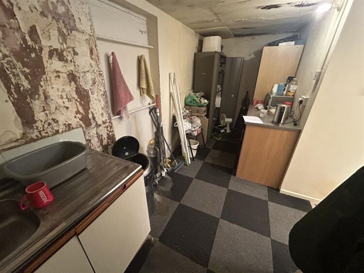 Spacious Terraced Shop/Office with Kitchen and Toilet Available for Rent in Bristol Photo 9