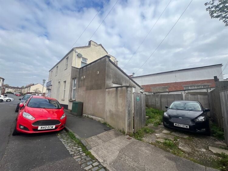 Charming End of Terrace Mixed-Use Property with Shop and Two-Bedroom Flat in Bristol Photo 9