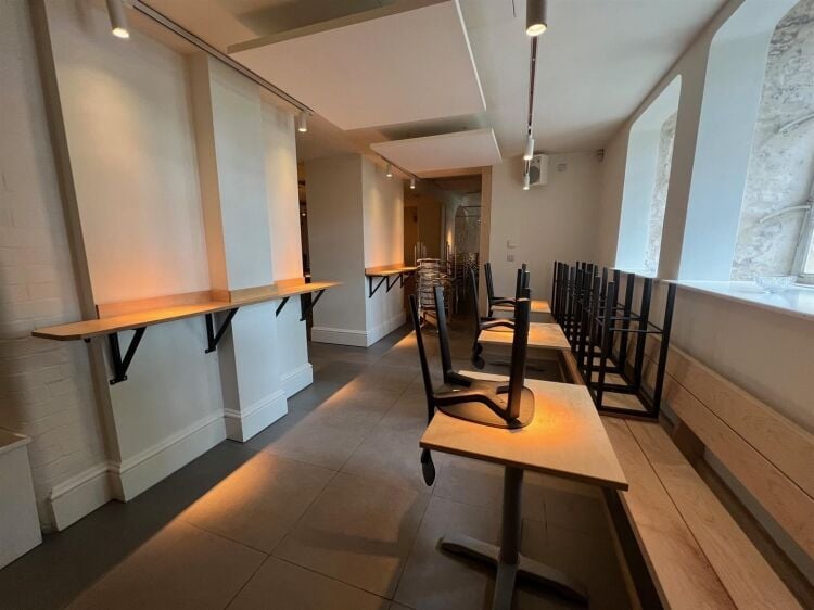 Fully Equipped Restaurant with Spacious Kitchens and Offices for Rent in Bristol Photo 9