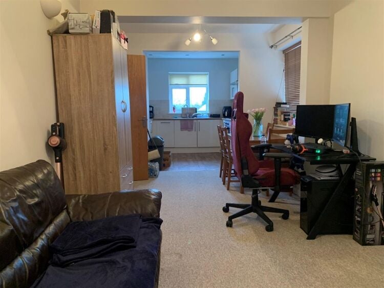 Prime Mixed-Use Property in Bristol with Retail Space and 1-Bedroom Flat for Sale Photo 9