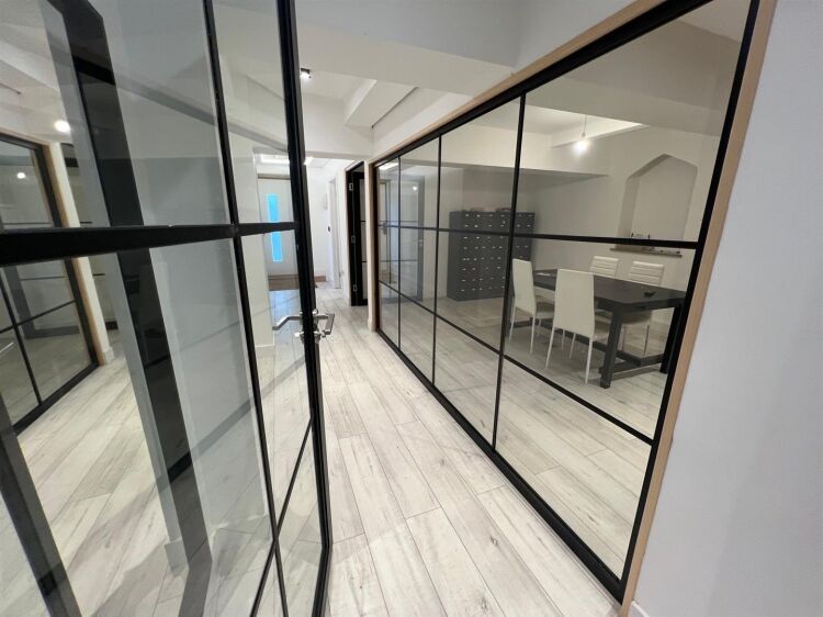 Spacious Shop Unit in Prime Bristol Location Ideal for Diverse Business Uses Photo 9