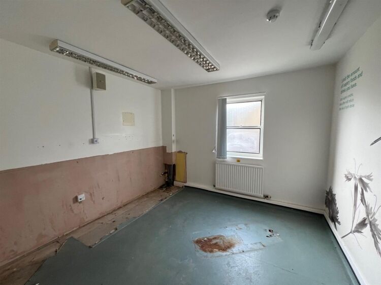 Prime Commercial Property in Bath, Ideal for Medical or Office Use Photo 9