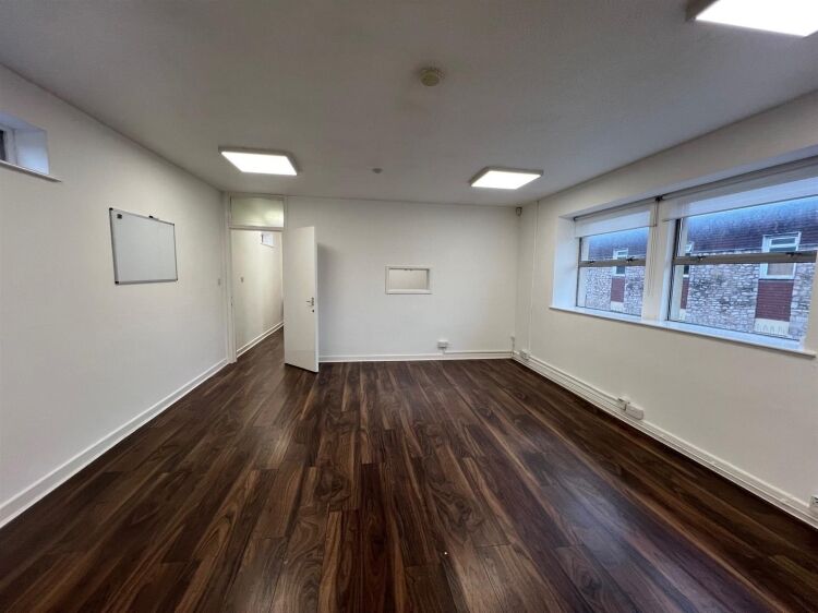 Modern First Floor Commercial Unit for Rent in Bristol, Ideal for Office or Salon Use Photo 9
