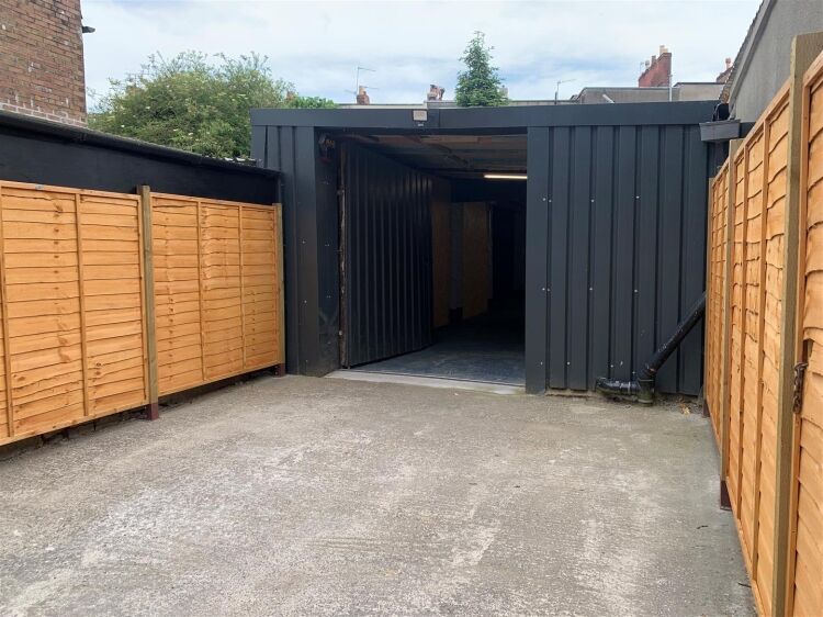 Renovated Workshop/Storage Unit with Secure Parking in Central Bristol Photo 9