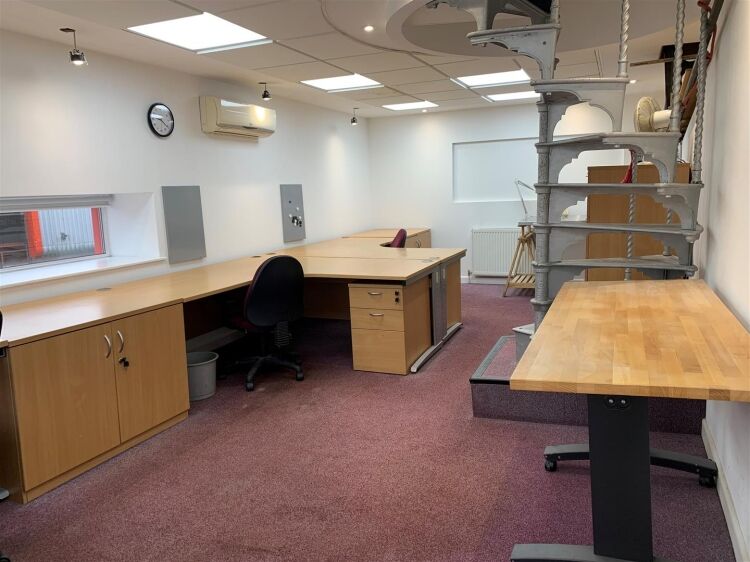 Spacious Warehouse and Elegant Office Space Available in Bristol's Circuit 32 Trading Estate Photo 9