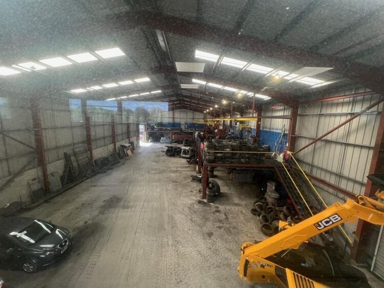 Spacious Industrial Unit With Modern Amenities in Bristol, Ideal for Multiple Uses Photo 9