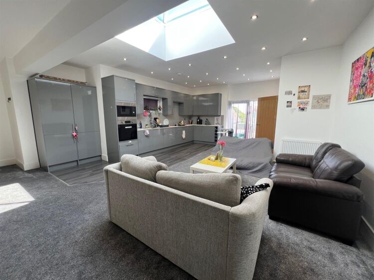 Bustling High Street Mixed-Use Investment Property in Thornbury, Bristol Photo 9