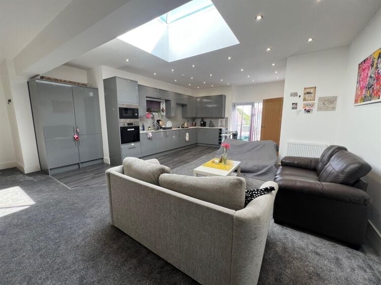 Bustling High Street Mixed-Use Investment Property in Thornbury, Bristol Photo 9
