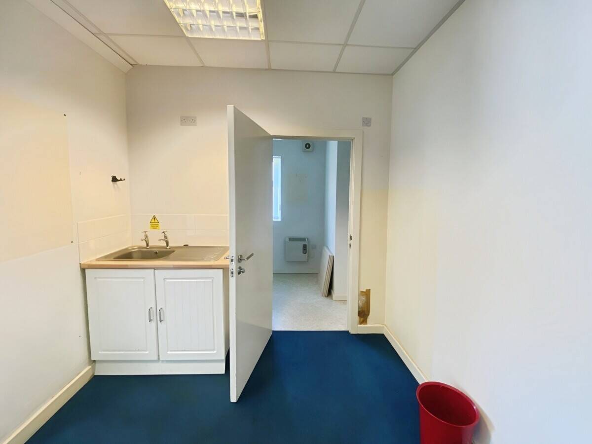 Premises To Let - Kennet Island - E-Class - Ideal for Barber Shop, Nail Bar, Beauty Photo 9