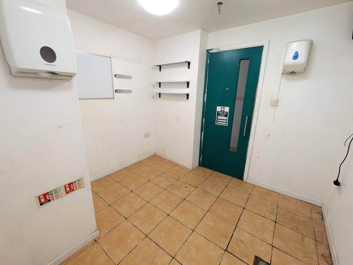 Lease Now: A1 Retail Unit in Bustling Cardiff Locale, Perfect for Thriving Businesses Photo 9