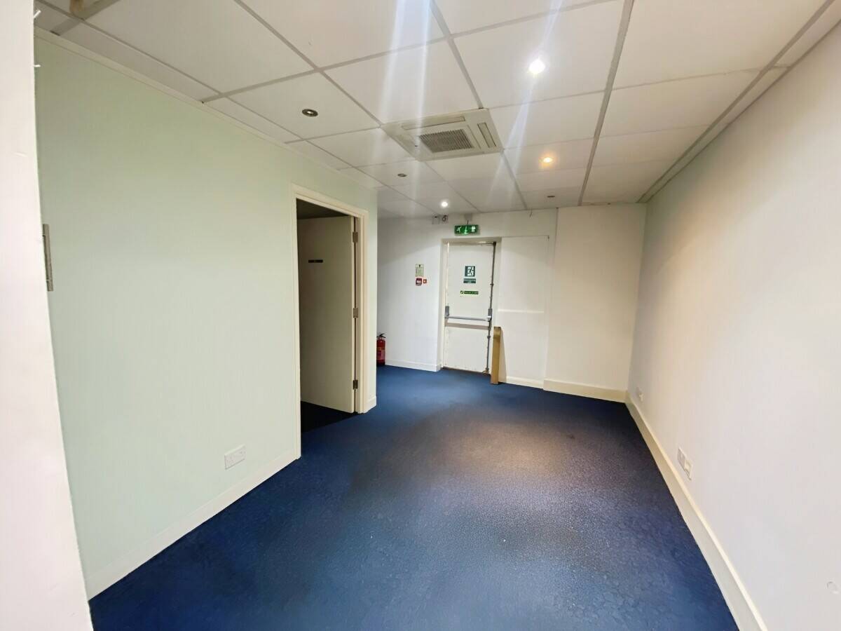 Prime Retail Premises Available for Short-Term Lease in Central Reading Photo 9