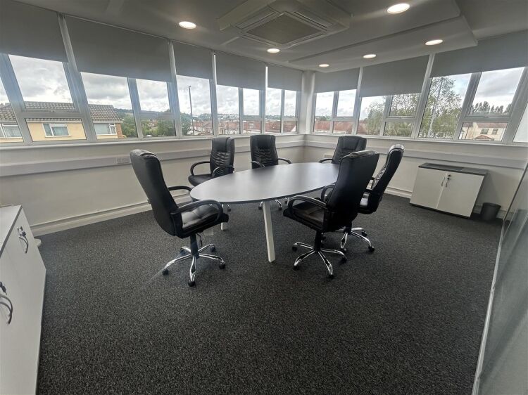 Versatile 6,913 sq ft industrial unit available to rent in vibrant Bristol location Photo 9