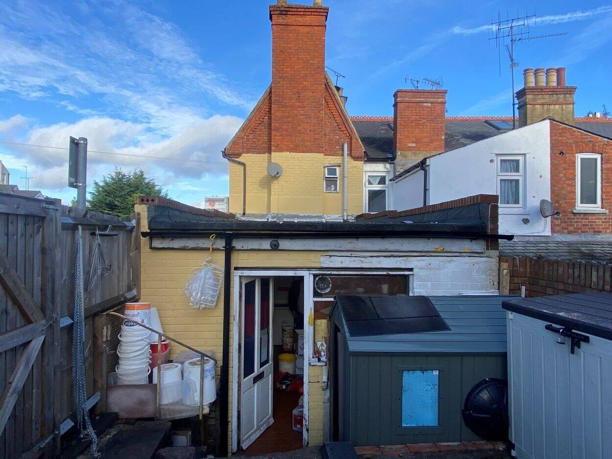 Mixed-Use Freehold Investment Property With Shop and Flat on Highgrove Street Reading Photo 9