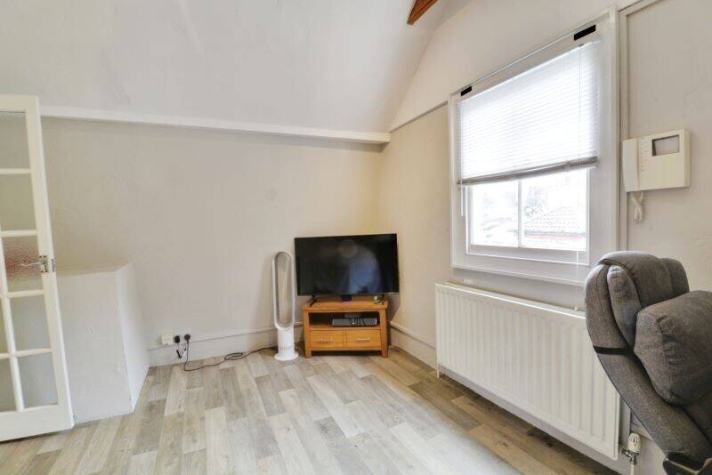 Two-Storey Freehold Commercial Property in Rochford, Essex with 874 sq. ft. of Versatile Space Photo 9