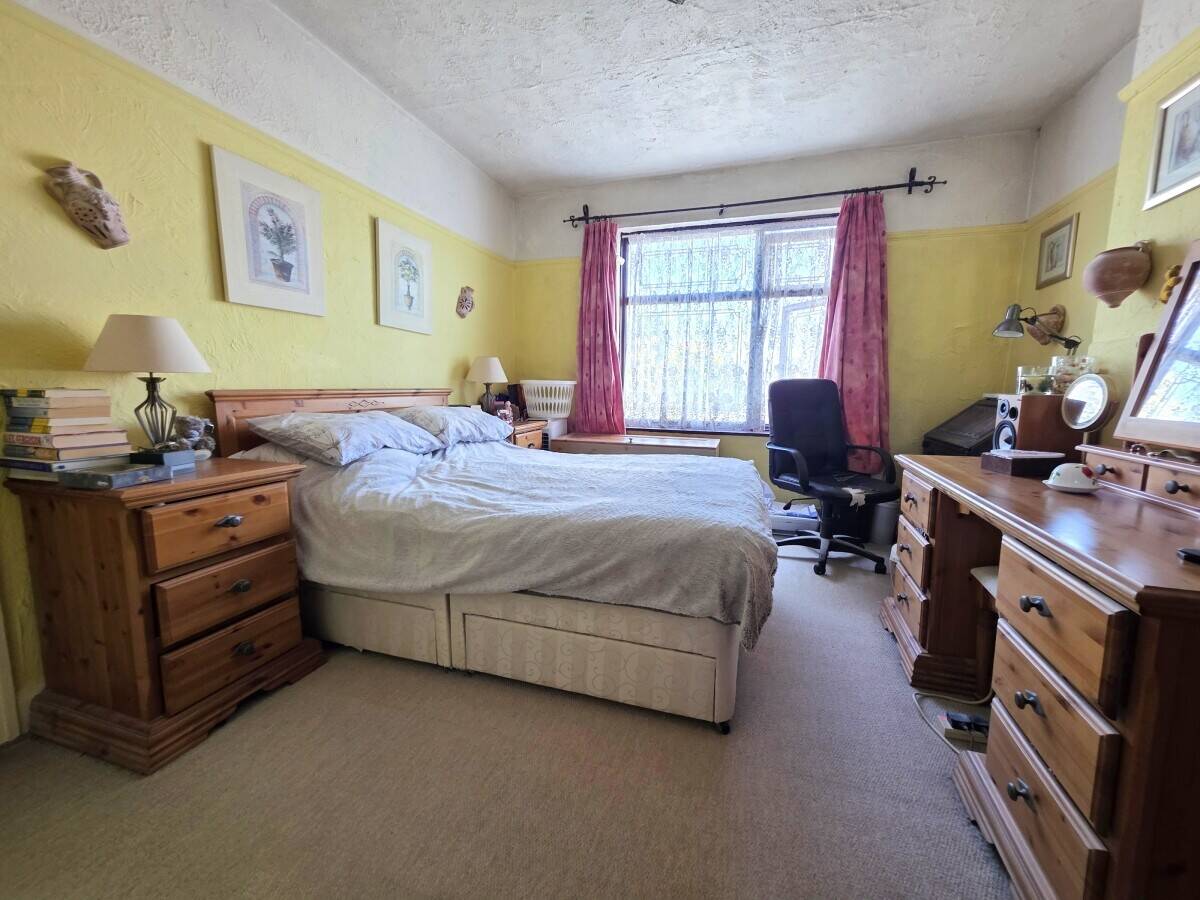 Freehold fish and chip shop with 3-bedroom maisonette in Leigh on Sea Essex Photo 9