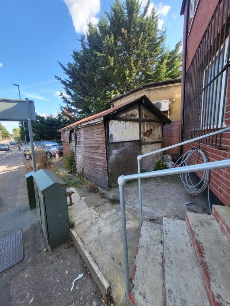 Mixed-use freehold property with 4-bedroom flat in Watford Hertfordshire available for sale Photo 9