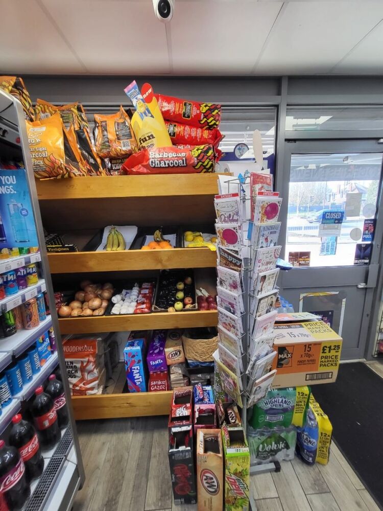 Convenience store and freehold retail unit with residential space in Waltham Cross Hertfordshire Photo 9