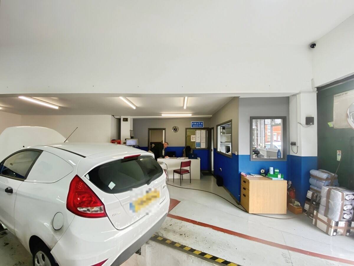 Freehold Mixed-Use Garage and Residential Property in Reading Berkshire Photo 9