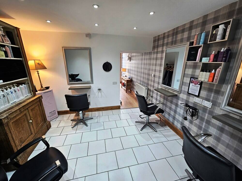 Freehold hair salon with two-bedroom flat above in Leigh on Sea Essex Photo 9