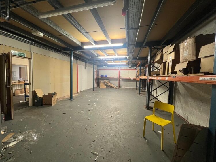 Two-storey workshop and office unit available in Bristol with parking and air conditioning Photo 9