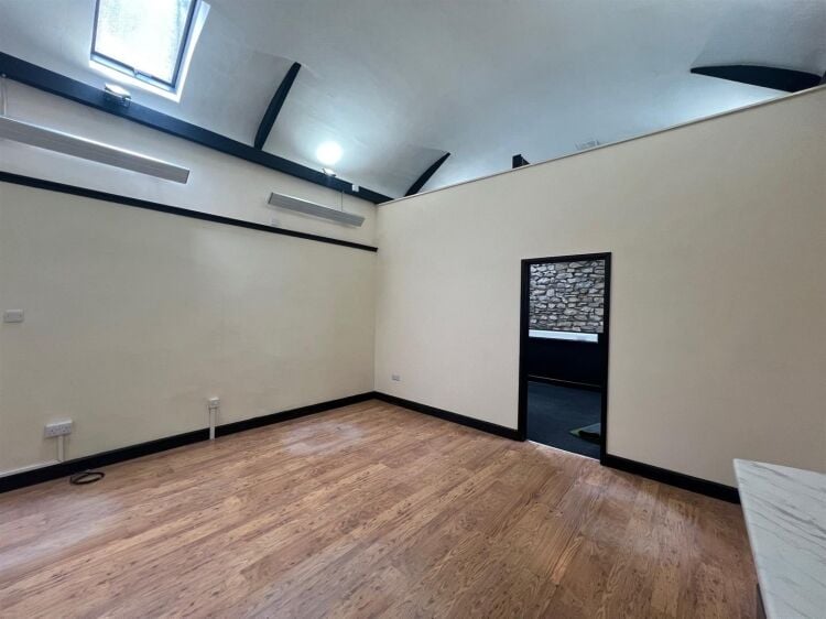 Unique office or studio space in a former chapel located in Bristol with convenient amenities Photo 9