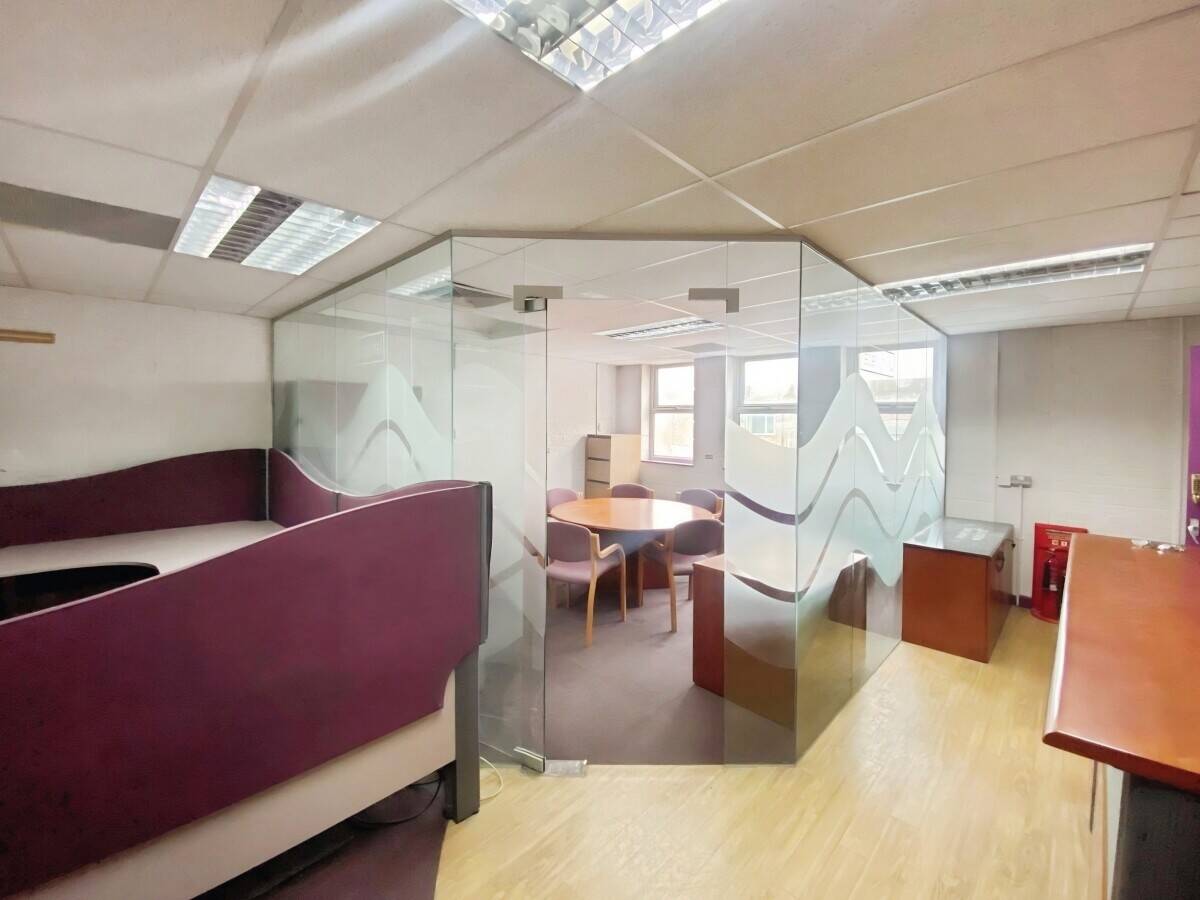 Modern Self-Contained Office with Parking in Reading Berkshire Near Town Centre Photo 9