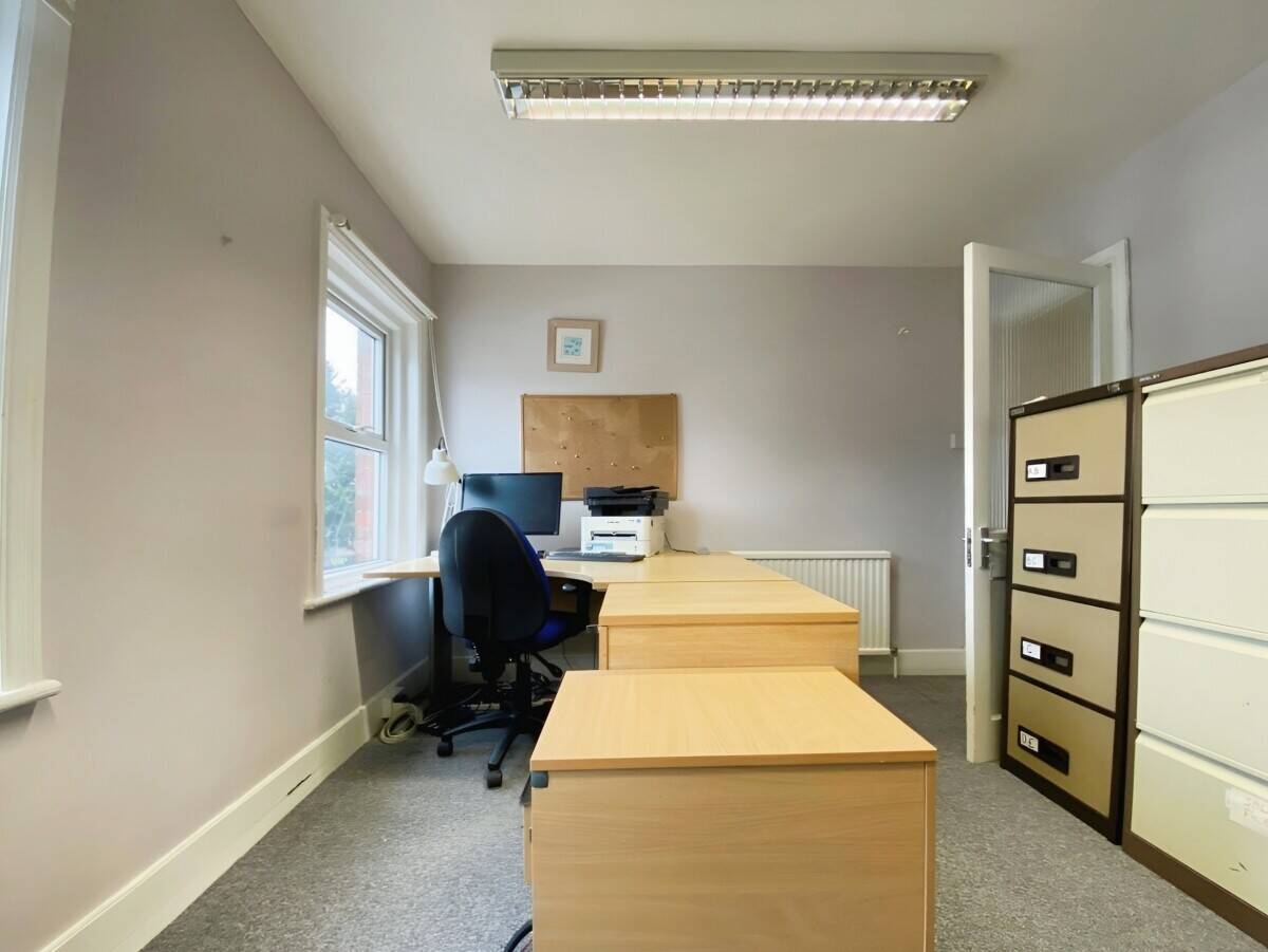 Freehold Investment Property with Two Commercial Units in Reading Berkshire Photo 9