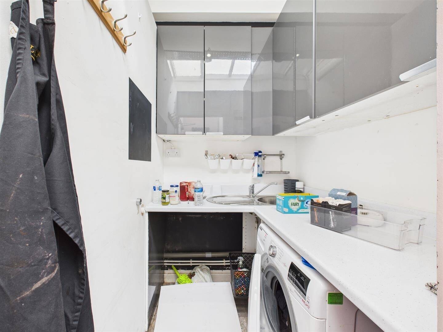 Commercial Unit for Sale in Shoreditch London with Established Hair and Beauty Salon Setup Photo 9