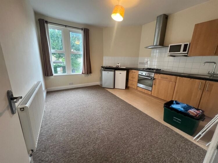 Mixed-use property in Bristol with ground floor shop, workshop, and 2-bedroom flat above Photo 9