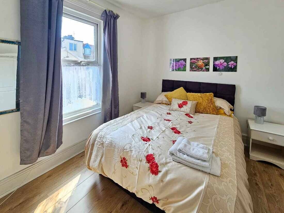 Guesthouse with 7 en suite rooms in mid-terraced property located in Paignton Devon Photo 9