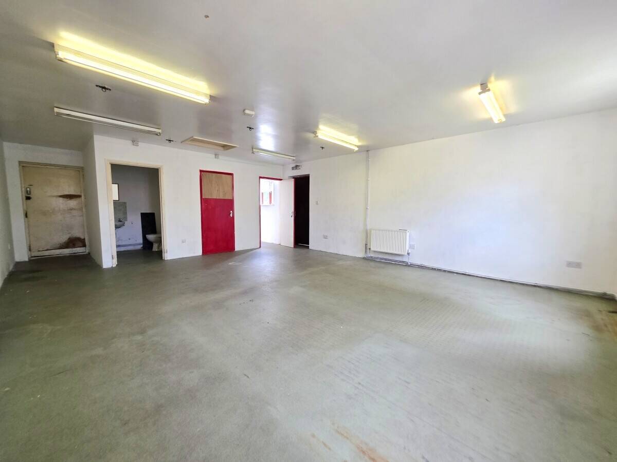 Detached Mixed-Use Property for Sale in Chelmsford Essex with Retail Unit and 3-Bedroom House Photo 9