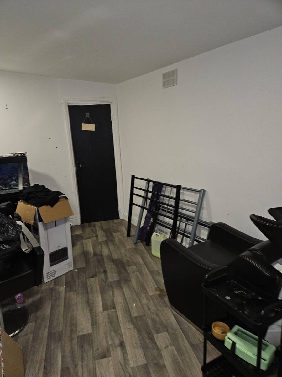 Barbershop, Beauty Room, and Food Shop for Sale in Mitcham London Photo 9