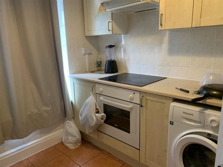 Mixed use freehold investment opportunity in Bristol with retail unit, maisonette, and workshop Photo 9