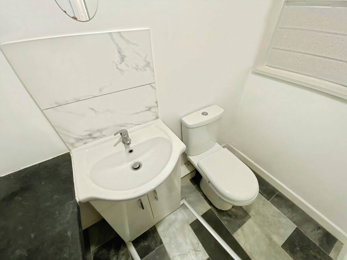 Self-contained E-Class premises of approx. 270 sq.ft (25m²) off busy Caversham Road, Reading Photo 9
