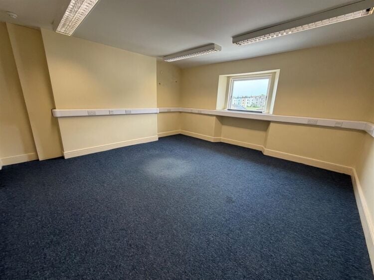 An attractive grade ii listed period office building providing approximately 1,440 sq ft (net internal area) / 2,078 sq ft (gia) arranged over 3 floor Photo 9
