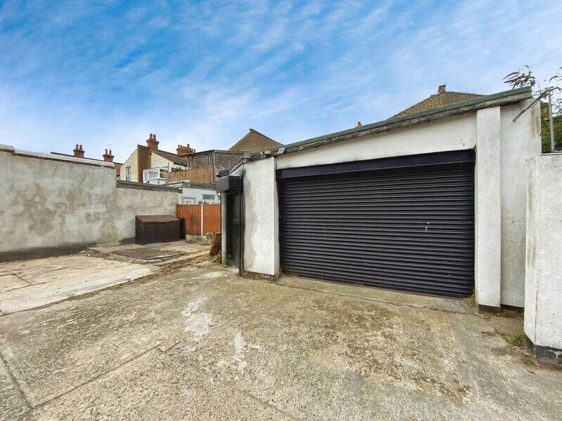 Mixed investment property for sale in Westcliff on Sea Essex with refurbishment potential Photo 9